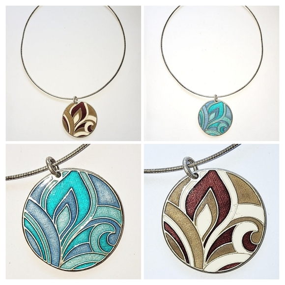 WIRE CHOKER WITH REVERSIBLE ENAMEL PENDANT in SHADES OF BLUES & BROWNS - Picture 9 of 9